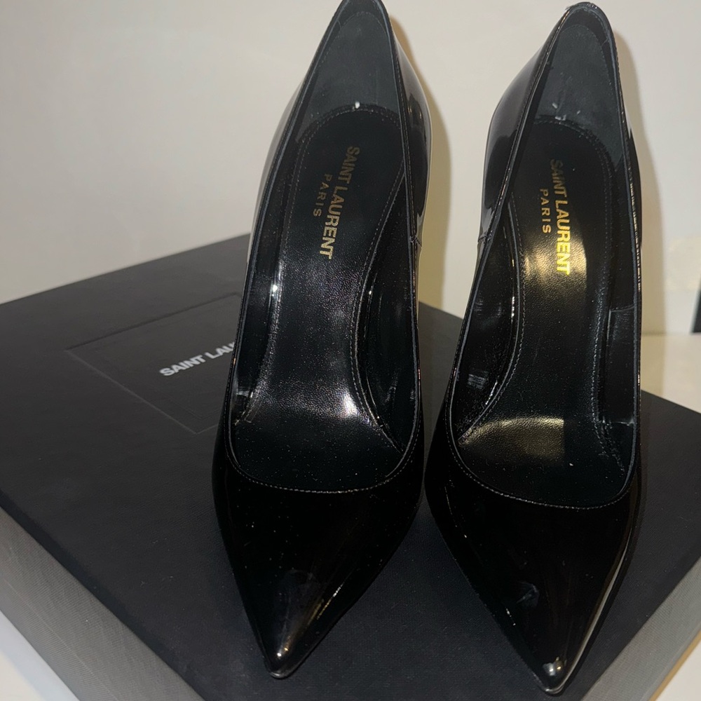 Saint Laurent Opyum Point-Toe Patent Leather Pumps. Black. Size 39
